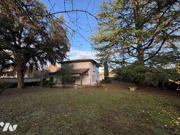 PROCHE CENTRE, GRANDE VILLA ANNEES 50 AVEC JARDIN