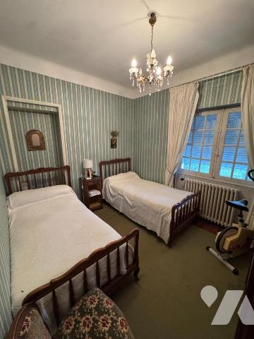 PROCHE CENTRE, GRANDE VILLA ANNEES 50 AVEC JARDIN