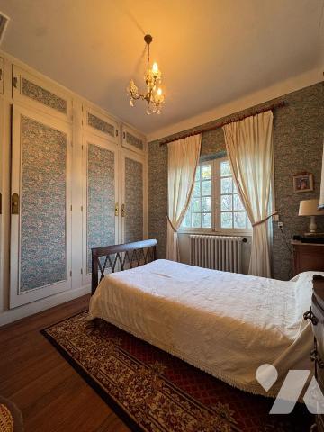 PROCHE CENTRE, GRANDE VILLA ANNEES 50 AVEC JARDIN