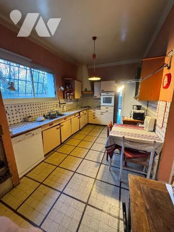 PROCHE CENTRE, GRANDE VILLA ANNEES 50 AVEC JARDIN