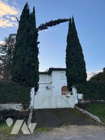 PROCHE CENTRE, GRANDE VILLA ANNEES 50 AVEC JARDIN