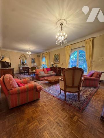 PROCHE CENTRE, GRANDE VILLA ANNEES 50 AVEC JARDIN