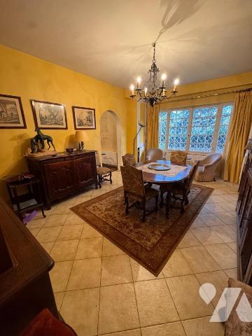 PROCHE CENTRE, GRANDE VILLA ANNEES 50 AVEC JARDIN