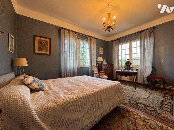 PROCHE CENTRE, GRANDE VILLA ANNEES 50 AVEC JARDIN