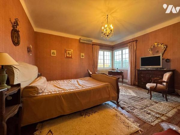 PROCHE CENTRE, GRANDE VILLA ANNEES 50 AVEC JARDIN