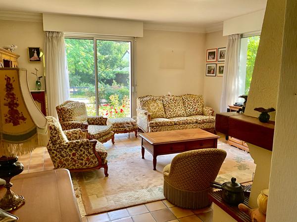 Sautron : En vente ! Maison de 168m², 5 chambres, vie de plain pied, belle parcelle au calme d'une impasse.