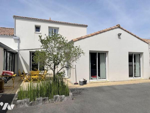 MAISON PORNIC avec Gîte - piscine couverte - studio + double garage