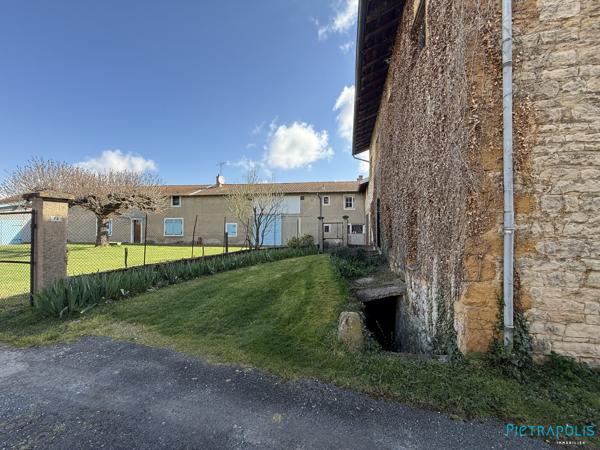 Plateau de 160m2 à rénover sur 294m2 de terrain en plein centre de saint didier de formans