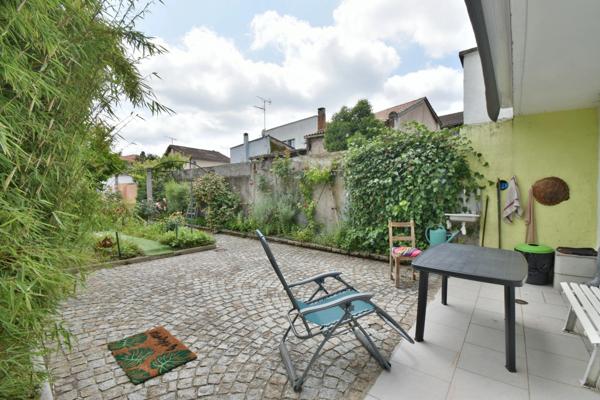 SAINTE LIVRADE SUR LOT (47) Maison de village pleine de charme au cœur de Sainte-Livrade-sur-Lot 4 pièces