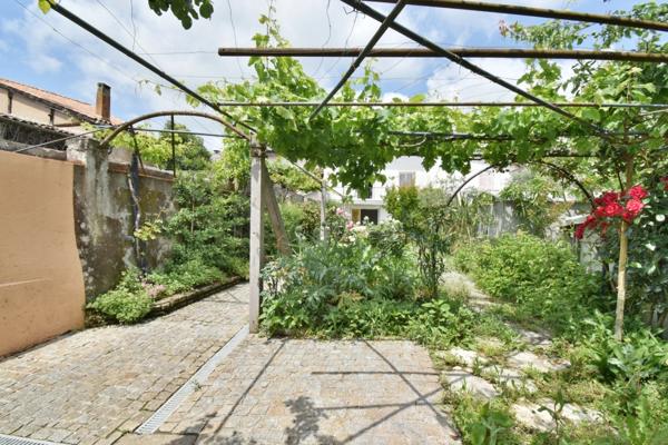 SAINTE LIVRADE SUR LOT (47) Maison de village pleine de charme au cœur de Sainte-Livrade-sur-Lot 4 pièces