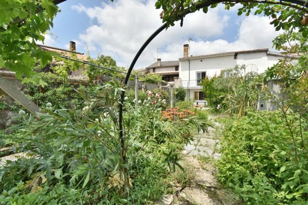 SAINTE LIVRADE SUR LOT (47) Maison de village pleine de charme au cœur de Sainte-Livrade-sur-Lot 4 pièces