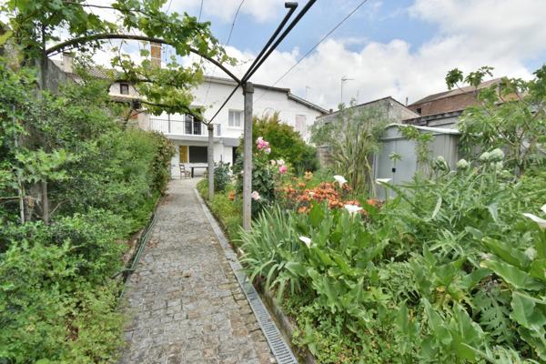 SAINTE LIVRADE SUR LOT (47) Maison de village pleine de charme au cœur de Sainte-Livrade-sur-Lot 4 pièces