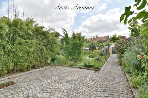 SAINTE LIVRADE SUR LOT (47) Maison de village pleine de charme au cœur de Sainte-Livrade-sur-Lot 4 pièces