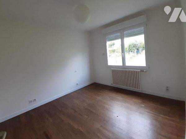 Maison 5 pièces - GUERLÉDAN / Mur-de-Bretagne (22530)

À vendre, maison familiale T5 située à...