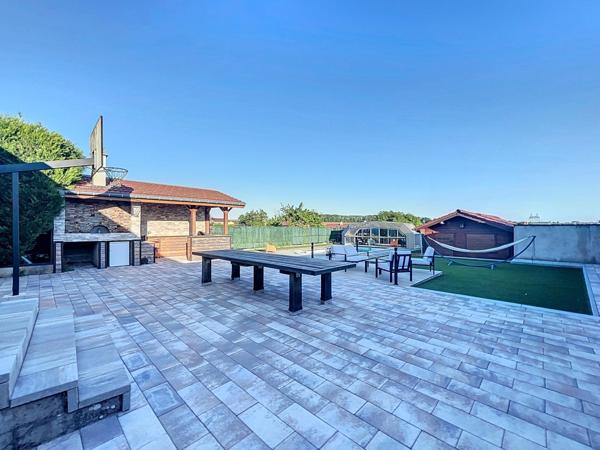 Maison rénovée aux finitions haut de gamme – Montois-la-Montagne – 245 m² – 5 chambres – Piscine – Terrasses & annexes