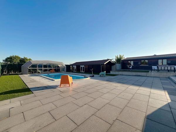 Maison rénovée aux finitions haut de gamme – Montois-la-Montagne – 245 m² – 5 chambres – Piscine – Terrasses & annexes