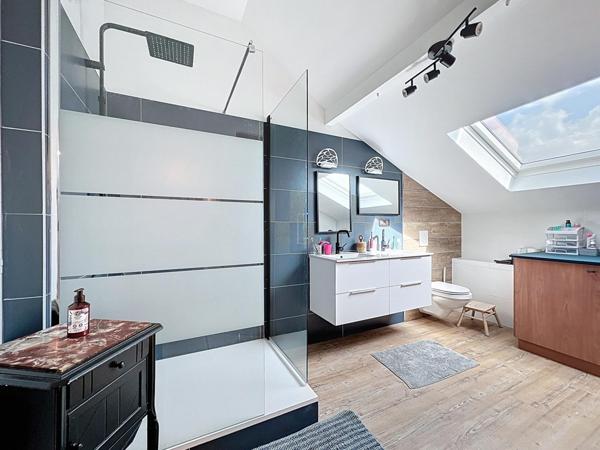 Maison rénovée aux finitions haut de gamme – Montois-la-Montagne – 245 m² – 5 chambres – Piscine – Terrasses & annexes