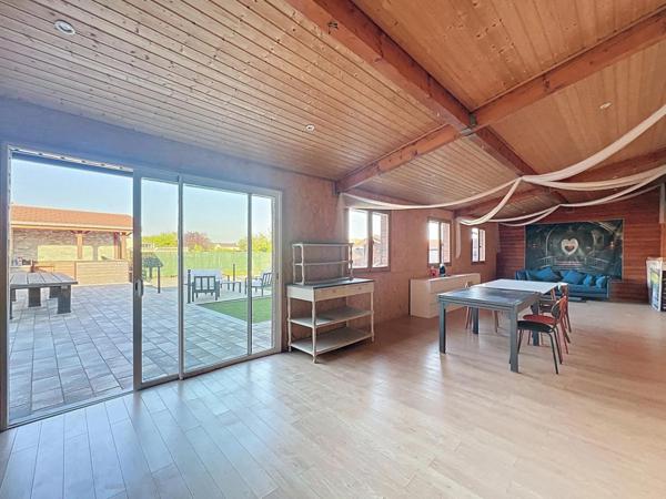 Maison rénovée aux finitions haut de gamme – Montois-la-Montagne – 245 m² – 5 chambres – Piscine – Terrasses & annexes