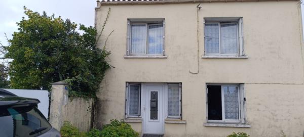 MAISON A RENOVER AVEC GARAGE ET BEAU TERRAIN