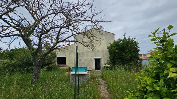 MAISON A RENOVER AVEC GARAGE ET BEAU TERRAIN