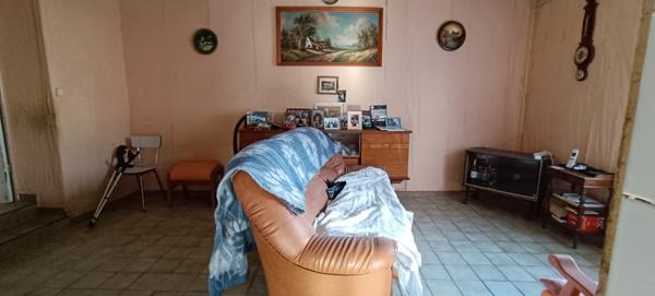 MAISON A RENOVER AVEC GARAGE ET BEAU TERRAIN