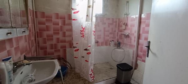 MAISON A RENOVER AVEC GARAGE ET BEAU TERRAIN