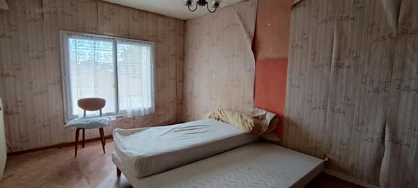 MAISON A RENOVER AVEC GARAGE ET BEAU TERRAIN