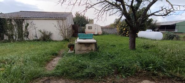 MAISON A RENOVER AVEC GARAGE ET BEAU TERRAIN