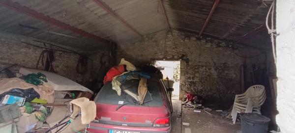 MAISON A RENOVER AVEC GARAGE ET BEAU TERRAIN