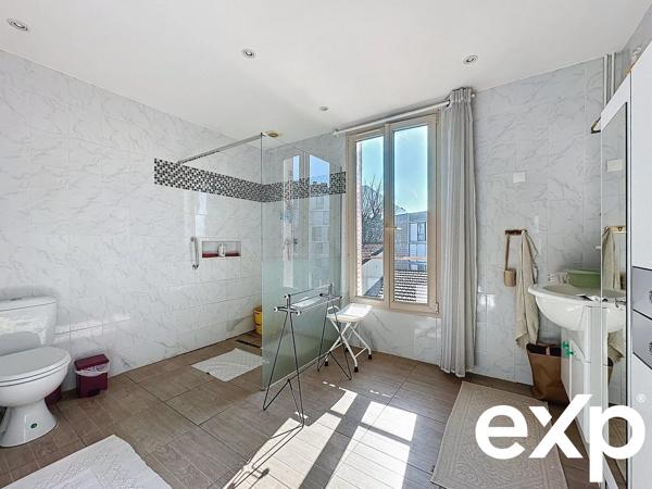 Deux maisons proche métro