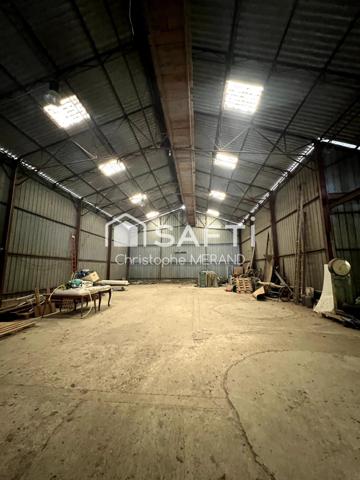 Grand hangar dans le centre de DANGE SAINT ROMAIN