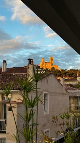 Secteur VAUBAN - Appartement avec extérieur avec vue sur NOTRE DAME DE LA GARDE dans résidence avec ascenseur