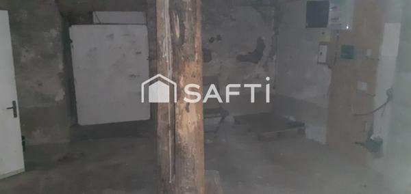 Jolie maison en pierres avec beaucoup de potentiel.