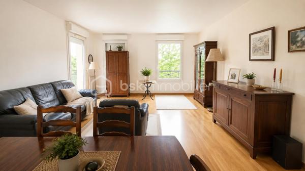 Au sein d'une résidence récente et sécurisée en PLEINE NATURE, 

AU 3ème étage / 4 avec ascenseur, venez visiter ce grand appartement type F4 avec 2 chambres et séjour double ouvert sur une vaste terrasse en angle idéalement orientée. 
Rafraîchissement à prévoir mais beaucoup de volumes, de lumière et ... de CALME !
Box privatif compris avec l'appartement . 

Charges raisonnables. Chauffage individuel. 

Visite sur RDV