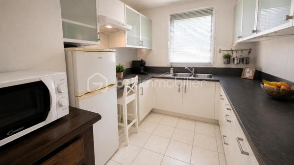 Au sein d'une résidence récente et sécurisée en PLEINE NATURE, 

AU 3ème étage / 4 avec ascenseur, venez visiter ce grand appartement type F4 avec 2 chambres et séjour double ouvert sur une vaste terrasse en angle idéalement orientée. 
Rafraîchissement à prévoir mais beaucoup de volumes, de lumière et ... de CALME !
Box privatif compris avec l'appartement . 

Charges raisonnables. Chauffage individuel. 

Visite sur RDV