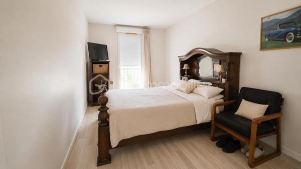 Au sein d'une résidence récente et sécurisée en PLEINE NATURE, 

AU 3ème étage / 4 avec ascenseur, venez visiter ce grand appartement type F4 avec 2 chambres et séjour double ouvert sur une vaste terrasse en angle idéalement orientée. 
Rafraîchissement à prévoir mais beaucoup de volumes, de lumière et ... de CALME !
Box privatif compris avec l'appartement . 

Charges raisonnables. Chauffage individuel. 

Visite sur RDV
