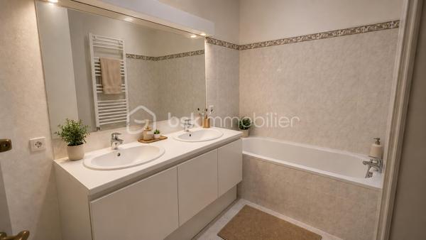 Au sein d'une résidence récente et sécurisée en PLEINE NATURE, 

AU 3ème étage / 4 avec ascenseur, venez visiter ce grand appartement type F4 avec 2 chambres et séjour double ouvert sur une vaste terrasse en angle idéalement orientée. 
Rafraîchissement à prévoir mais beaucoup de volumes, de lumière et ... de CALME !
Box privatif compris avec l'appartement . 

Charges raisonnables. Chauffage individuel. 

Visite sur RDV