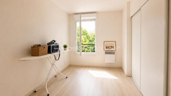 Au sein d'une résidence récente et sécurisée en PLEINE NATURE, 

AU 3ème étage / 4 avec ascenseur, venez visiter ce grand appartement type F4 avec 2 chambres et séjour double ouvert sur une vaste terrasse en angle idéalement orientée. 
Rafraîchissement à prévoir mais beaucoup de volumes, de lumière et ... de CALME !
Box privatif compris avec l'appartement . 

Charges raisonnables. Chauffage individuel. 

Visite sur RDV