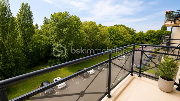 Au sein d'une résidence récente et sécurisée en PLEINE NATURE, 

AU 3ème étage / 4 avec ascenseur, venez visiter ce grand appartement type F4 avec 2 chambres et séjour double ouvert sur une vaste terrasse en angle idéalement orientée. 
Rafraîchissement à prévoir mais beaucoup de volumes, de lumière et ... de CALME !
Box privatif compris avec l'appartement . 

Charges raisonnables. Chauffage individuel. 

Visite sur RDV