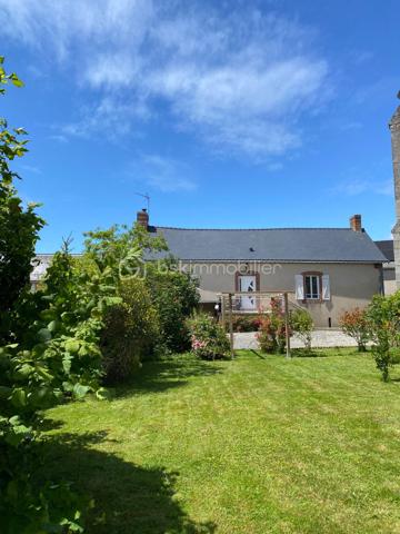 Laissez-vous séduire par cette agréable maison de bourg alliant le charme de la pierre et le confort moderne. Avec sa couverture en ardoises et ses rénovations, elle est prête à accueillir ses nouveaux propriétaires.

Dès l'entrée, vous découvrirez un hall accueillant avec placard. La pièce de vie, particulièrement lumineuse grâce à sa belle exposition, offre un espace chaleureux avec son poêle à granulés et sa cuisine ouverte, entièrement équipée et aménagée. Un WC complète ce niveau.
L'espace nuit se compose de deux chambres confortables ainsi que d'une salle d'eau.
Côté pratique, la maison dispose d'un garage avec porte motorisée, d'une buanderie et d'un bureau.
À l'extérieur, profitez d'un terrain sans aucun vis-à-vis, avec une agréable terrasse propice aux repas en famille et aux moments de détente.

Une maison chaleureuse et fonctionnelle où il ne vous reste plus qu'à poser vos valises. Une visite s'impose !