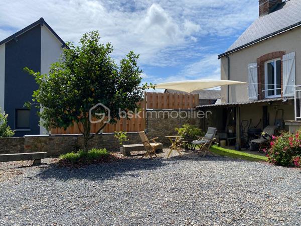 Laissez-vous séduire par cette agréable maison de bourg alliant le charme de la pierre et le confort moderne. Avec sa couverture en ardoises et ses rénovations, elle est prête à accueillir ses nouveaux propriétaires.

Dès l'entrée, vous découvrirez un hall accueillant avec placard. La pièce de vie, particulièrement lumineuse grâce à sa belle exposition, offre un espace chaleureux avec son poêle à granulés et sa cuisine ouverte, entièrement équipée et aménagée. Un WC complète ce niveau.
L'espace nuit se compose de deux chambres confortables ainsi que d'une salle d'eau.
Côté pratique, la maison dispose d'un garage avec porte motorisée, d'une buanderie et d'un bureau.
À l'extérieur, profitez d'un terrain sans aucun vis-à-vis, avec une agréable terrasse propice aux repas en famille et aux moments de détente.

Une maison chaleureuse et fonctionnelle où il ne vous reste plus qu'à poser vos valises. Une visite s'impose !