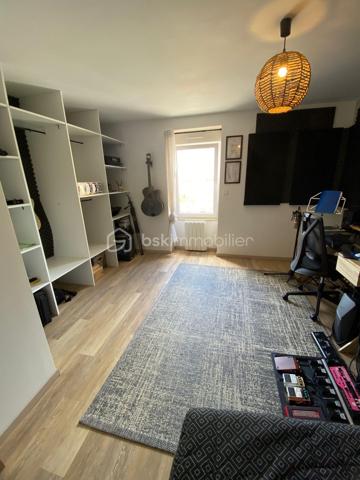 Laissez-vous séduire par cette agréable maison de bourg alliant le charme de la pierre et le confort moderne. Avec sa couverture en ardoises et ses rénovations, elle est prête à accueillir ses nouveaux propriétaires.

Dès l'entrée, vous découvrirez un hall accueillant avec placard. La pièce de vie, particulièrement lumineuse grâce à sa belle exposition, offre un espace chaleureux avec son poêle à granulés et sa cuisine ouverte, entièrement équipée et aménagée. Un WC complète ce niveau.
L'espace nuit se compose de deux chambres confortables ainsi que d'une salle d'eau.
Côté pratique, la maison dispose d'un garage avec porte motorisée, d'une buanderie et d'un bureau.
À l'extérieur, profitez d'un terrain sans aucun vis-à-vis, avec une agréable terrasse propice aux repas en famille et aux moments de détente.

Une maison chaleureuse et fonctionnelle où il ne vous reste plus qu'à poser vos valises. Une visite s'impose !