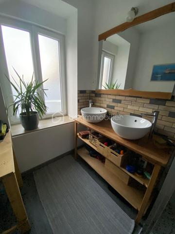 Laissez-vous séduire par cette agréable maison de bourg alliant le charme de la pierre et le confort moderne. Avec sa couverture en ardoises et ses rénovations, elle est prête à accueillir ses nouveaux propriétaires.

Dès l'entrée, vous découvrirez un hall accueillant avec placard. La pièce de vie, particulièrement lumineuse grâce à sa belle exposition, offre un espace chaleureux avec son poêle à granulés et sa cuisine ouverte, entièrement équipée et aménagée. Un WC complète ce niveau.
L'espace nuit se compose de deux chambres confortables ainsi que d'une salle d'eau.
Côté pratique, la maison dispose d'un garage avec porte motorisée, d'une buanderie et d'un bureau.
À l'extérieur, profitez d'un terrain sans aucun vis-à-vis, avec une agréable terrasse propice aux repas en famille et aux moments de détente.

Une maison chaleureuse et fonctionnelle où il ne vous reste plus qu'à poser vos valises. Une visite s'impose !