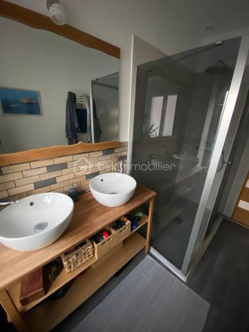 Laissez-vous séduire par cette agréable maison de bourg alliant le charme de la pierre et le confort moderne. Avec sa couverture en ardoises et ses rénovations, elle est prête à accueillir ses nouveaux propriétaires.

Dès l'entrée, vous découvrirez un hall accueillant avec placard. La pièce de vie, particulièrement lumineuse grâce à sa belle exposition, offre un espace chaleureux avec son poêle à granulés et sa cuisine ouverte, entièrement équipée et aménagée. Un WC complète ce niveau.
L'espace nuit se compose de deux chambres confortables ainsi que d'une salle d'eau.
Côté pratique, la maison dispose d'un garage avec porte motorisée, d'une buanderie et d'un bureau.
À l'extérieur, profitez d'un terrain sans aucun vis-à-vis, avec une agréable terrasse propice aux repas en famille et aux moments de détente.

Une maison chaleureuse et fonctionnelle où il ne vous reste plus qu'à poser vos valises. Une visite s'impose !