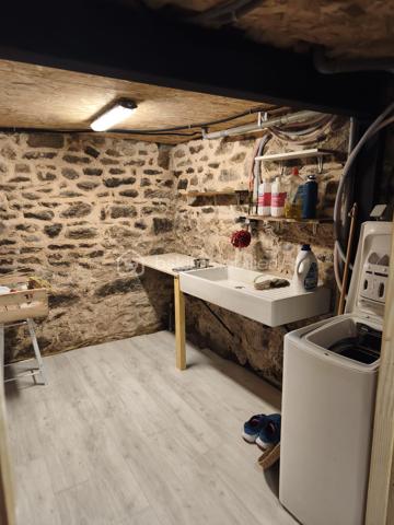 Laissez-vous séduire par cette agréable maison de bourg alliant le charme de la pierre et le confort moderne. Avec sa couverture en ardoises et ses rénovations, elle est prête à accueillir ses nouveaux propriétaires.

Dès l'entrée, vous découvrirez un hall accueillant avec placard. La pièce de vie, particulièrement lumineuse grâce à sa belle exposition, offre un espace chaleureux avec son poêle à granulés et sa cuisine ouverte, entièrement équipée et aménagée. Un WC complète ce niveau.
L'espace nuit se compose de deux chambres confortables ainsi que d'une salle d'eau.
Côté pratique, la maison dispose d'un garage avec porte motorisée, d'une buanderie et d'un bureau.
À l'extérieur, profitez d'un terrain sans aucun vis-à-vis, avec une agréable terrasse propice aux repas en famille et aux moments de détente.

Une maison chaleureuse et fonctionnelle où il ne vous reste plus qu'à poser vos valises. Une visite s'impose !