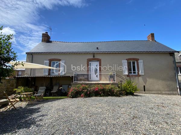 Laissez-vous séduire par cette agréable maison de bourg alliant le charme de la pierre et le confort moderne. Avec sa couverture en ardoises et ses rénovations, elle est prête à accueillir ses nouveaux propriétaires.

Dès l'entrée, vous découvrirez un hall accueillant avec placard. La pièce de vie, particulièrement lumineuse grâce à sa belle exposition, offre un espace chaleureux avec son poêle à granulés et sa cuisine ouverte, entièrement équipée et aménagée. Un WC complète ce niveau.
L'espace nuit se compose de deux chambres confortables ainsi que d'une salle d'eau.
Côté pratique, la maison dispose d'un garage avec porte motorisée, d'une buanderie et d'un bureau.
À l'extérieur, profitez d'un terrain sans aucun vis-à-vis, avec une agréable terrasse propice aux repas en famille et aux moments de détente.

Une maison chaleureuse et fonctionnelle où il ne vous reste plus qu'à poser vos valises. Une visite s'impose !