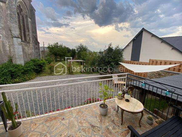 Laissez-vous séduire par cette agréable maison de bourg alliant le charme de la pierre et le confort moderne. Avec sa couverture en ardoises et ses rénovations, elle est prête à accueillir ses nouveaux propriétaires.

Dès l'entrée, vous découvrirez un hall accueillant avec placard. La pièce de vie, particulièrement lumineuse grâce à sa belle exposition, offre un espace chaleureux avec son poêle à granulés et sa cuisine ouverte, entièrement équipée et aménagée. Un WC complète ce niveau.
L'espace nuit se compose de deux chambres confortables ainsi que d'une salle d'eau.
Côté pratique, la maison dispose d'un garage avec porte motorisée, d'une buanderie et d'un bureau.
À l'extérieur, profitez d'un terrain sans aucun vis-à-vis, avec une agréable terrasse propice aux repas en famille et aux moments de détente.

Une maison chaleureuse et fonctionnelle où il ne vous reste plus qu'à poser vos valises. Une visite s'impose !