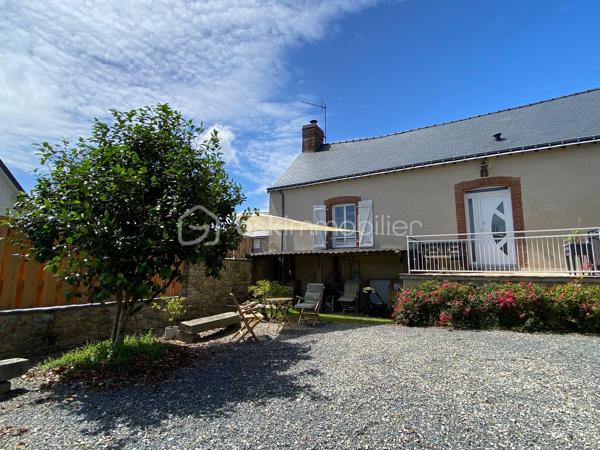 Laissez-vous séduire par cette agréable maison de bourg alliant le charme de la pierre et le confort moderne. Avec sa couverture en ardoises et ses rénovations, elle est prête à accueillir ses nouveaux propriétaires.

Dès l'entrée, vous découvrirez un hall accueillant avec placard. La pièce de vie, particulièrement lumineuse grâce à sa belle exposition, offre un espace chaleureux avec son poêle à granulés et sa cuisine ouverte, entièrement équipée et aménagée. Un WC complète ce niveau.
L'espace nuit se compose de deux chambres confortables ainsi que d'une salle d'eau.
Côté pratique, la maison dispose d'un garage avec porte motorisée, d'une buanderie et d'un bureau.
À l'extérieur, profitez d'un terrain sans aucun vis-à-vis, avec une agréable terrasse propice aux repas en famille et aux moments de détente.

Une maison chaleureuse et fonctionnelle où il ne vous reste plus qu'à poser vos valises. Une visite s'impose !