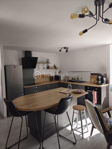 Laissez-vous séduire par cette agréable maison de bourg alliant le charme de la pierre et le confort moderne. Avec sa couverture en ardoises et ses rénovations, elle est prête à accueillir ses nouveaux propriétaires.

Dès l'entrée, vous découvrirez un hall accueillant avec placard. La pièce de vie, particulièrement lumineuse grâce à sa belle exposition, offre un espace chaleureux avec son poêle à granulés et sa cuisine ouverte, entièrement équipée et aménagée. Un WC complète ce niveau.
L'espace nuit se compose de deux chambres confortables ainsi que d'une salle d'eau.
Côté pratique, la maison dispose d'un garage avec porte motorisée, d'une buanderie et d'un bureau.
À l'extérieur, profitez d'un terrain sans aucun vis-à-vis, avec une agréable terrasse propice aux repas en famille et aux moments de détente.

Une maison chaleureuse et fonctionnelle où il ne vous reste plus qu'à poser vos valises. Une visite s'impose !