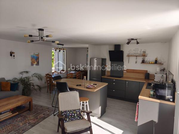 Laissez-vous séduire par cette agréable maison de bourg alliant le charme de la pierre et le confort moderne. Avec sa couverture en ardoises et ses rénovations, elle est prête à accueillir ses nouveaux propriétaires.

Dès l'entrée, vous découvrirez un hall accueillant avec placard. La pièce de vie, particulièrement lumineuse grâce à sa belle exposition, offre un espace chaleureux avec son poêle à granulés et sa cuisine ouverte, entièrement équipée et aménagée. Un WC complète ce niveau.
L'espace nuit se compose de deux chambres confortables ainsi que d'une salle d'eau.
Côté pratique, la maison dispose d'un garage avec porte motorisée, d'une buanderie et d'un bureau.
À l'extérieur, profitez d'un terrain sans aucun vis-à-vis, avec une agréable terrasse propice aux repas en famille et aux moments de détente.

Une maison chaleureuse et fonctionnelle où il ne vous reste plus qu'à poser vos valises. Une visite s'impose !